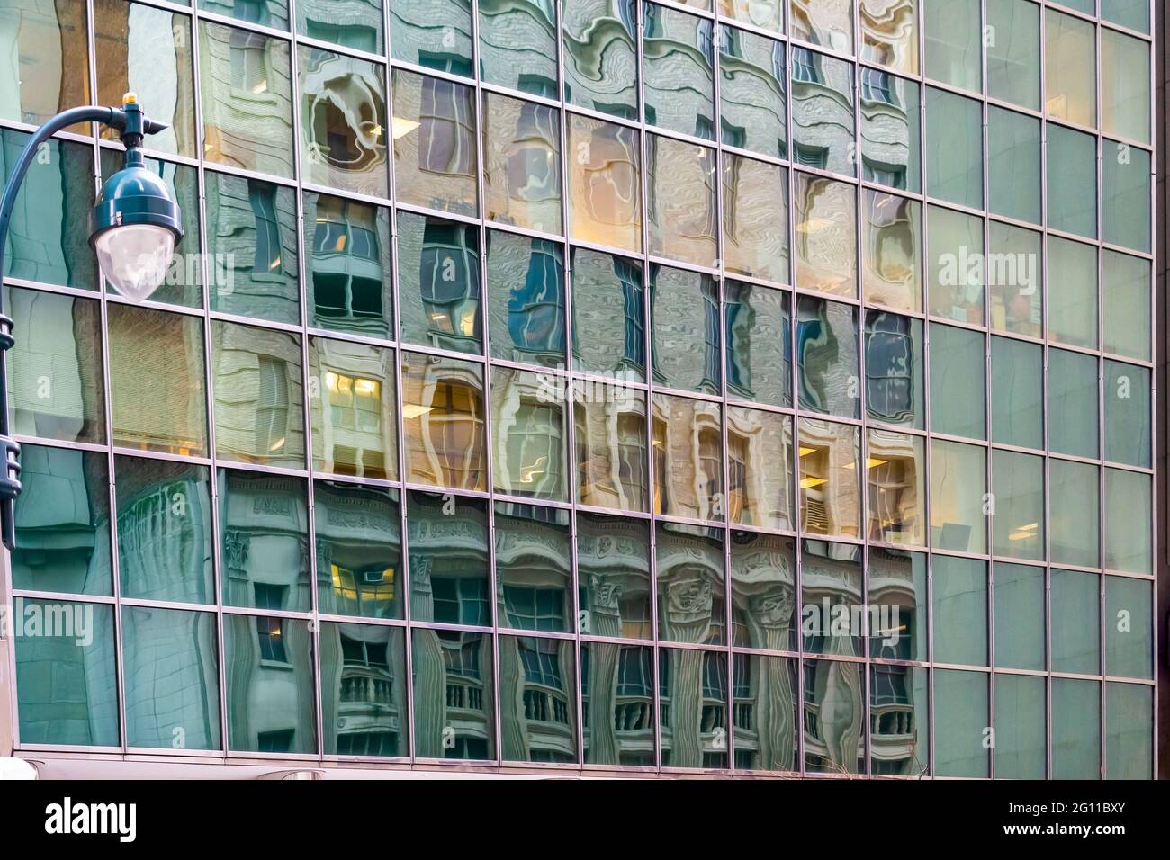 Spiegelung der Fenster an den Fenstern, Bürogebäude in New York City, New York Stockfoto