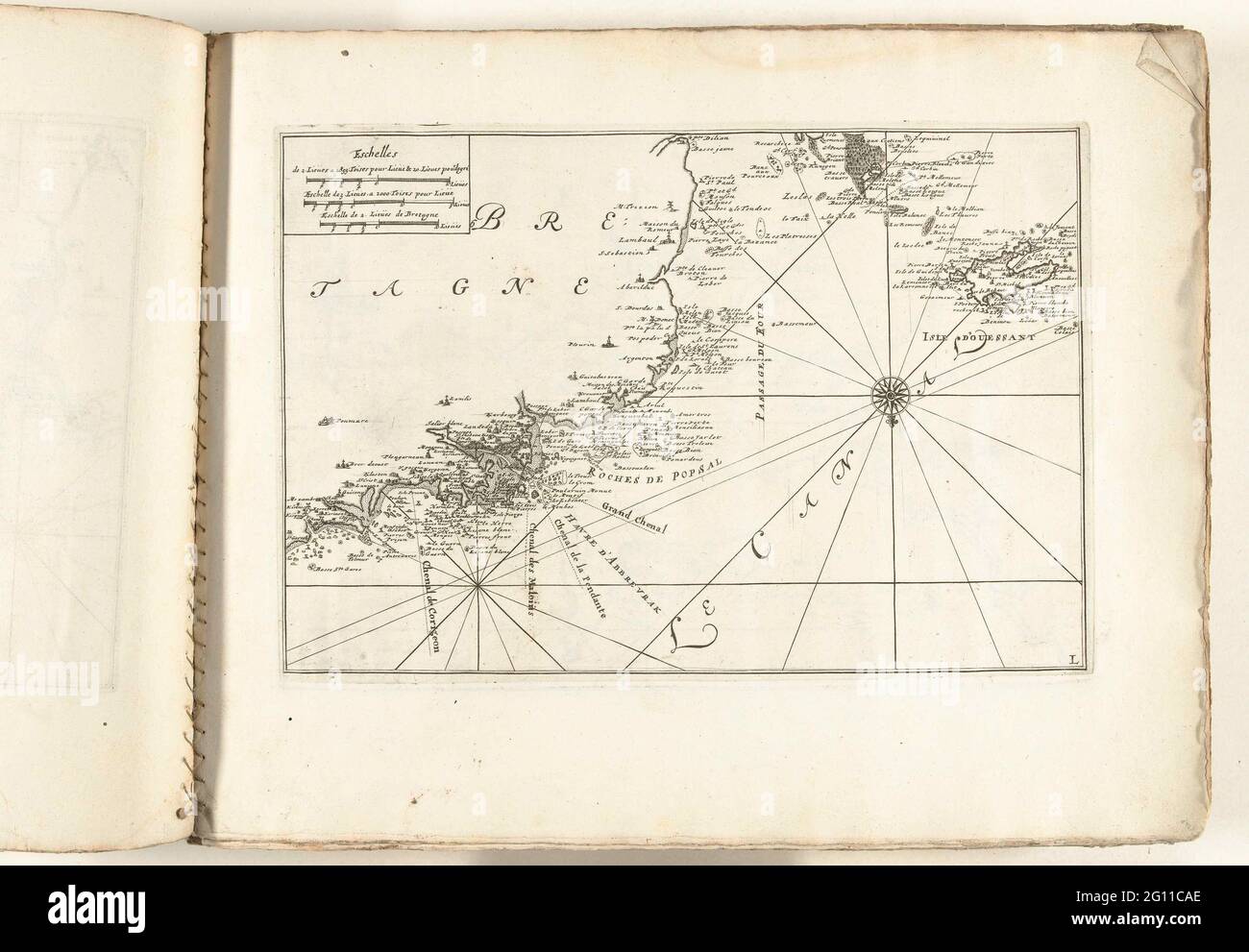 Karte der Westküste der Bretagne, ca. 1702; Les Forces de l'Europe, Asie, Afrique et Amerique, Ou Beschreibung des Principales Villes Avec Leurs Fortifikations. Dessignées PAR LES MEILLEURS Ingenieure, private Party Celles Qui sont Sous La Domination de la France (...) Et Ornées the plusieurs Superbes Edifes. Karte der Westküste der Bretagne. Unterschrift unten rechts: L. Teil des ersten von zwei Teilen des Bildes: Les Costes de France et d'Espagne (oder Teil 13 aus: Les Forces de l'Europe, Asie, Afrique et Amerique), herausgegeben um 1702. Es besteht im Kontext aus insgesamt 43 labe Stockfoto