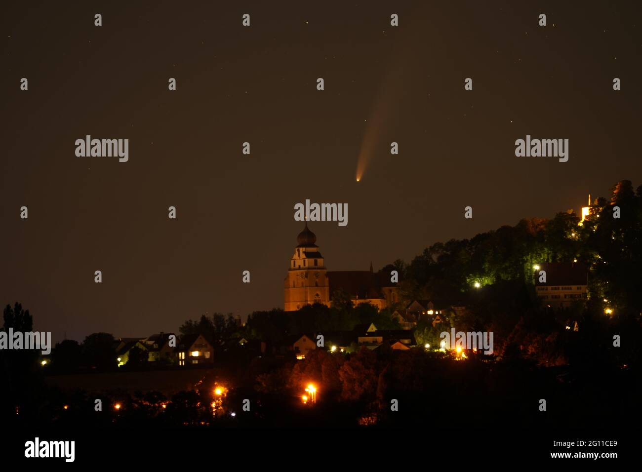 Komet Neowise C/2020 F3 über der Kirche Herrenberg Stockfoto