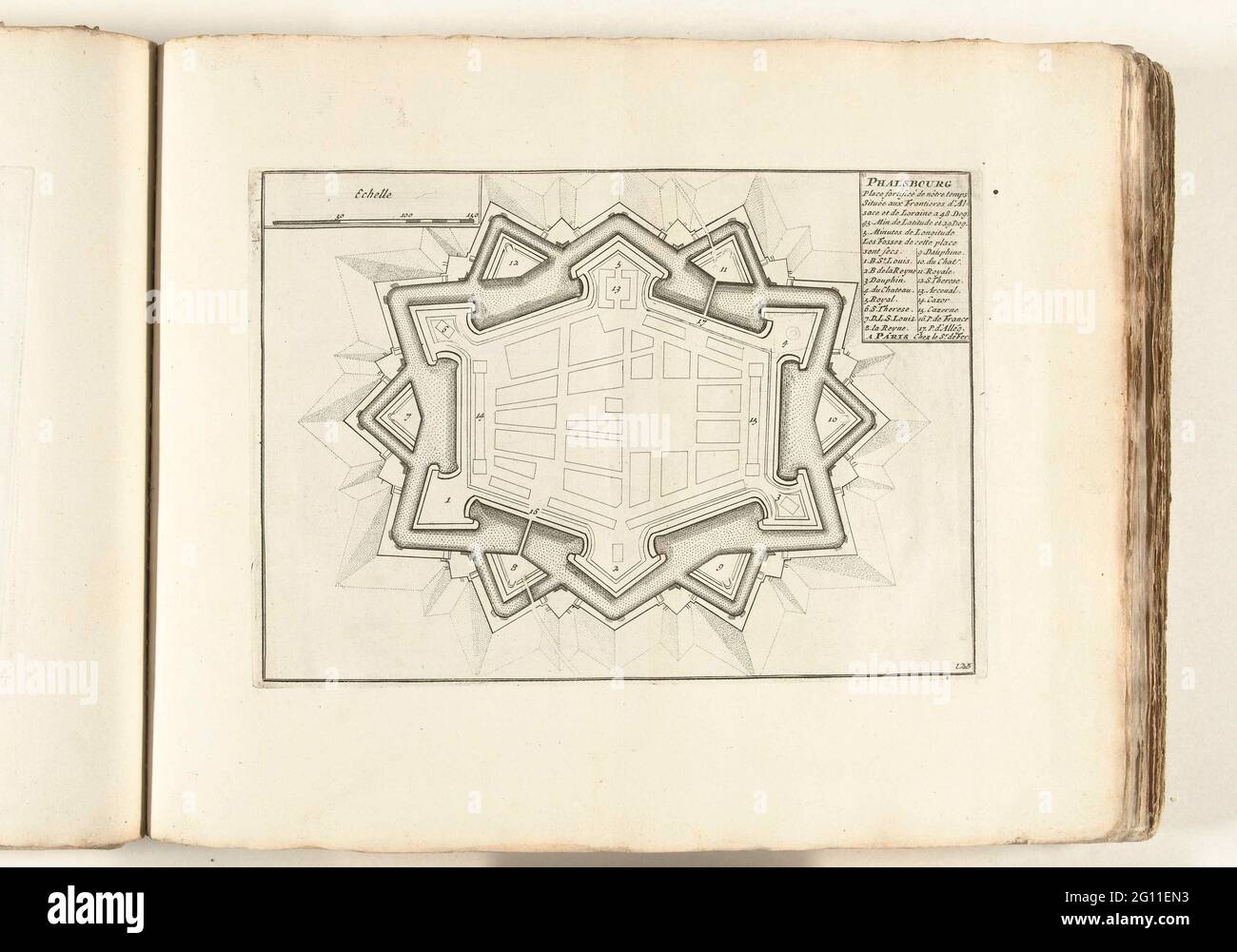 Karte von Phalsbourg, ca. 1702; PHALSBOURG Place Fortifiée de Notre Temps (...); Les Forces de l'Europe, Asie, Afrique et Amerique, Ou Beschreibung des Principales Villes Avec Leurs Fortifications. Dessignées PAR LES MEILLEURS Ingenieure, private Party Celles Qui sont Sous La Domination de la France (...) Et Ornées the plusieurs Superbes Edifes. Karte der Verstärkungen der Stadt Phalsbourg. Tafel Nr. 125 im Bild im Kontext von insgesamt 276 nummerierten Tafeln namhafter starker Städte und Festungen im Kontext des Spanischen Erbfolgekrieges. Die meisten dieser Platten waren CO Stockfoto