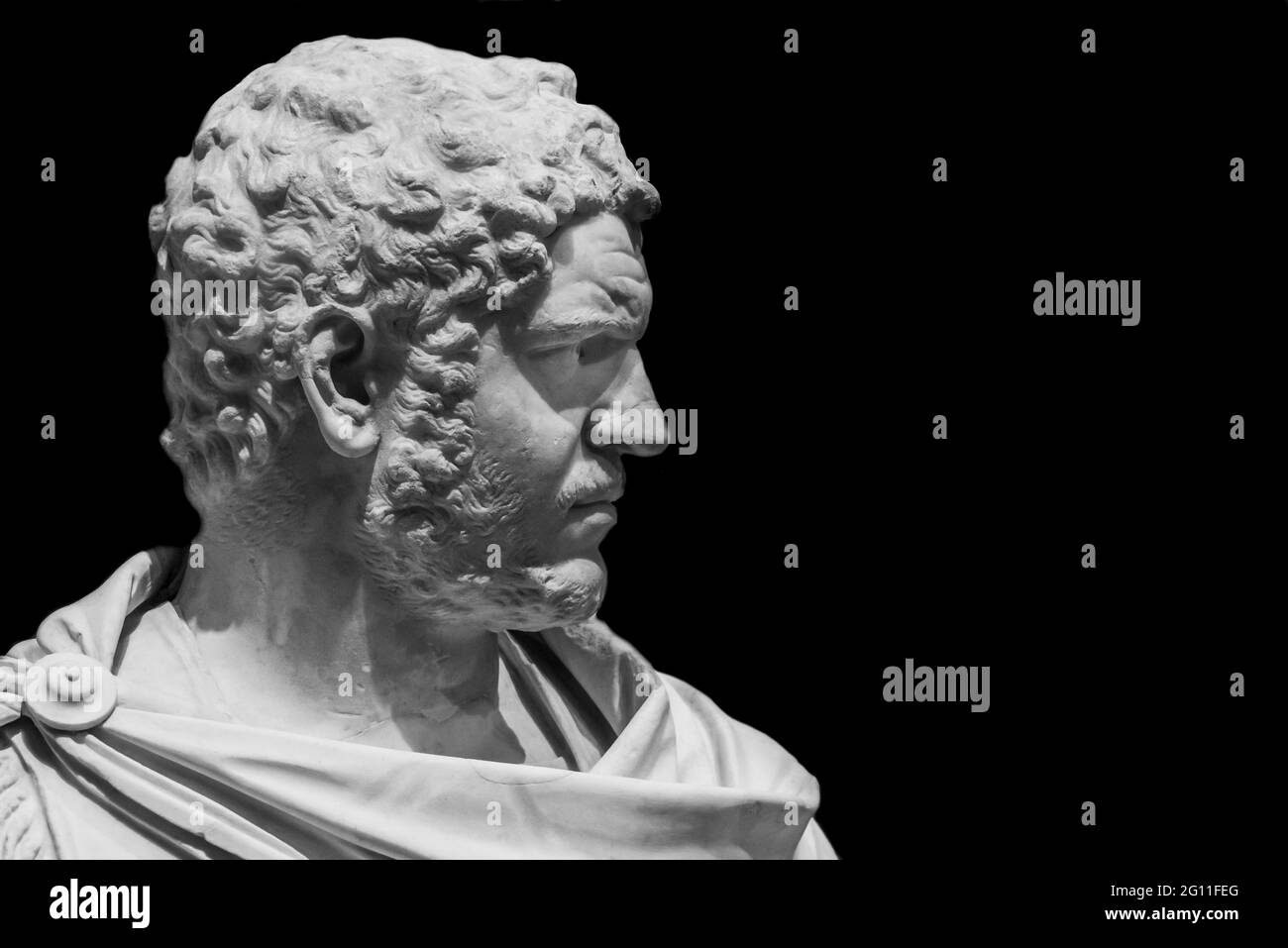 Schwarzweiß-Foto in Nahaufnahme einer alten Büste eines reifen römischen Mannes im Profil Stockfoto