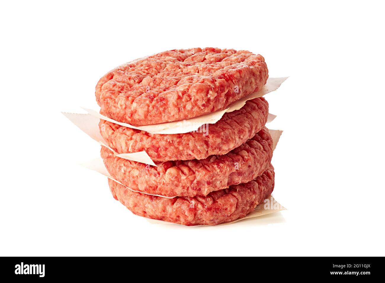 Stapel roher Burger-Patties auf weißem Hintergrund Stockfoto