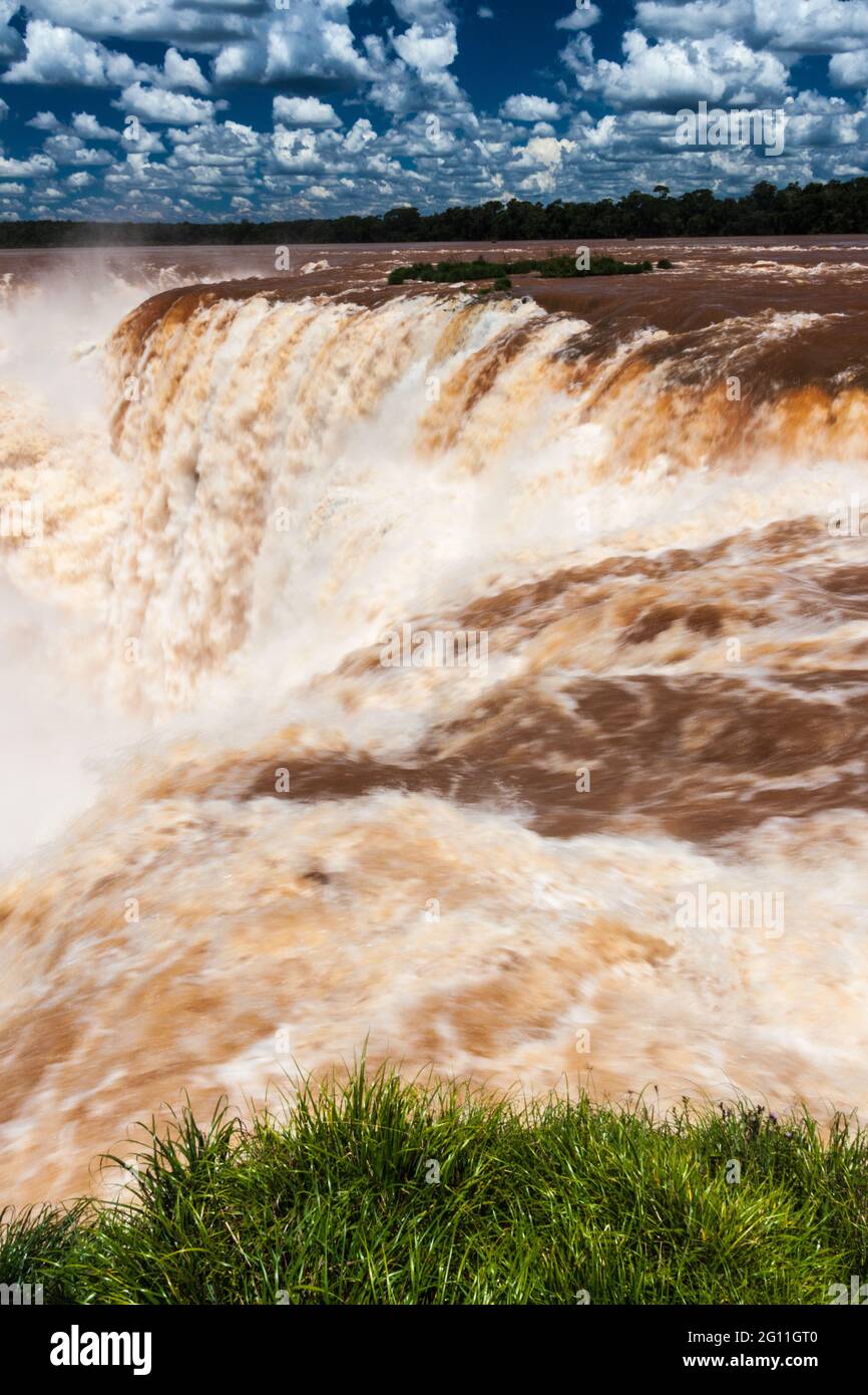Garganta del Diablo (Teufelskehle) bei Iguacu (Iguazu) fällt an einer Grenze zwischen Brasilien und Argentinien Stockfoto