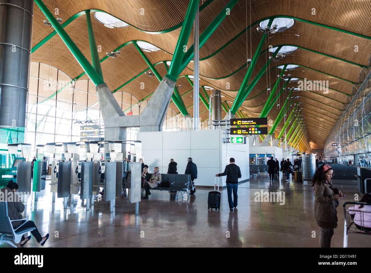 MADRID, SPANIEN - 26. JAN 2015: Inneneinrichtung eines Terminals im Flughafen Adolfo Suarez Madrid-Barajas. Stockfoto
