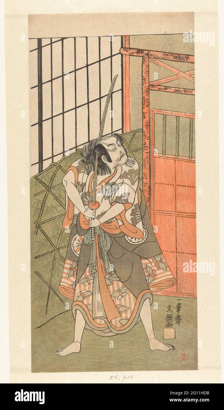 Schauspieler Mtsumoto Koshiro III in der Rolle von Soga No Goro. Mann, in Robe mit Schmetterlings- und Reichweiten-Mustern, stehend, mit langem Schwert in den Händen, für ein geschlossenes Tor. Stockfoto