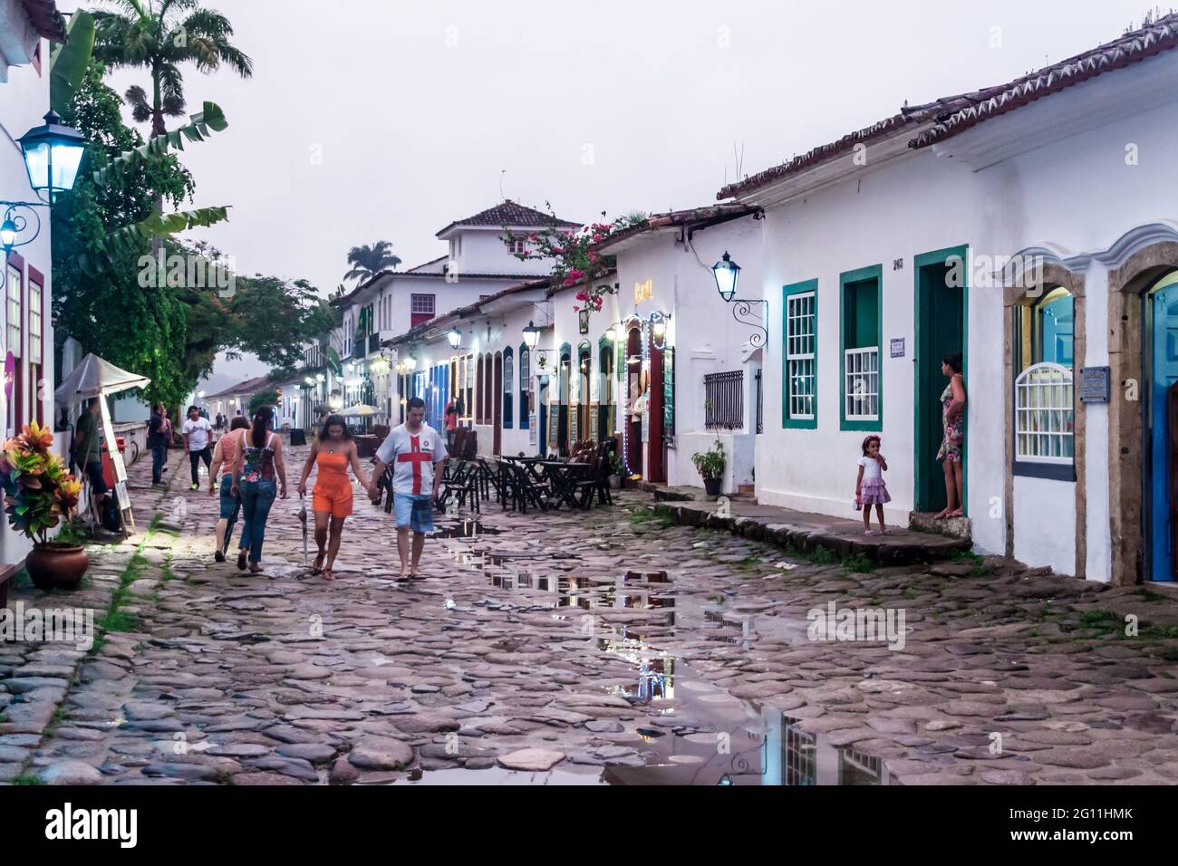 PARATY, BRASILIEN - 1. FEBRUAR 2015: Menschen gehen in einer engen Straße in eine alte Kolonialstadt Paraty, Brasilien Stockfoto