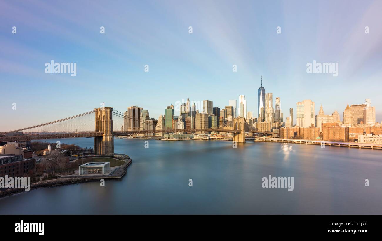 USA, NY, New York City, Skyline von Lower Manhattan und Brooklyn Bridge Stockfoto