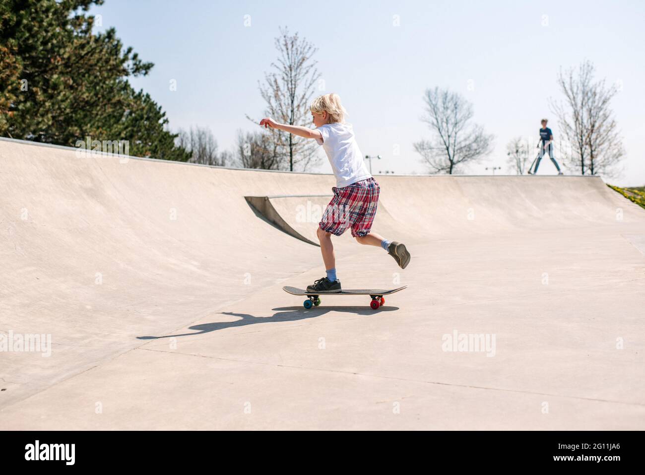 Kanada, Ontario, Kingston, Boy Skateboarding im Skatepark Stockfoto