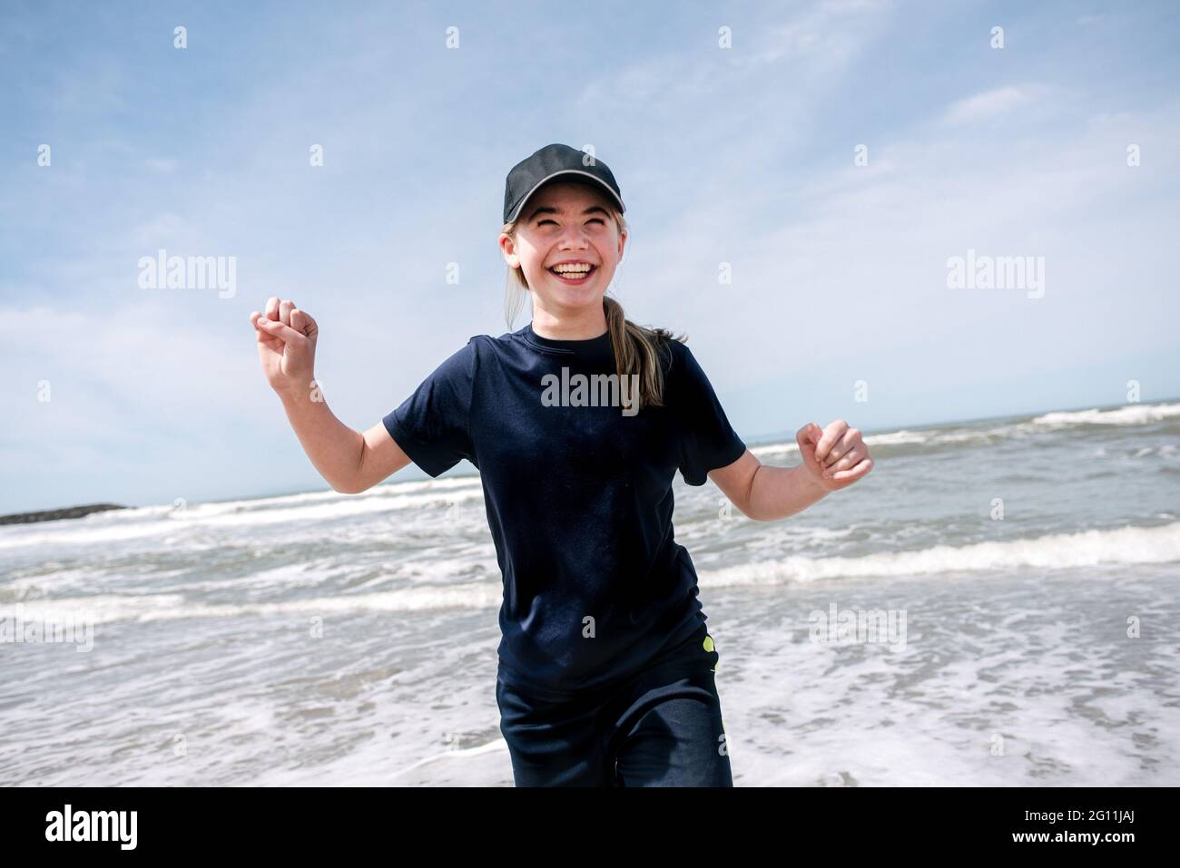 USA, Kalifornien, Ventura, lächelndes Mädchen am Strand Stockfoto