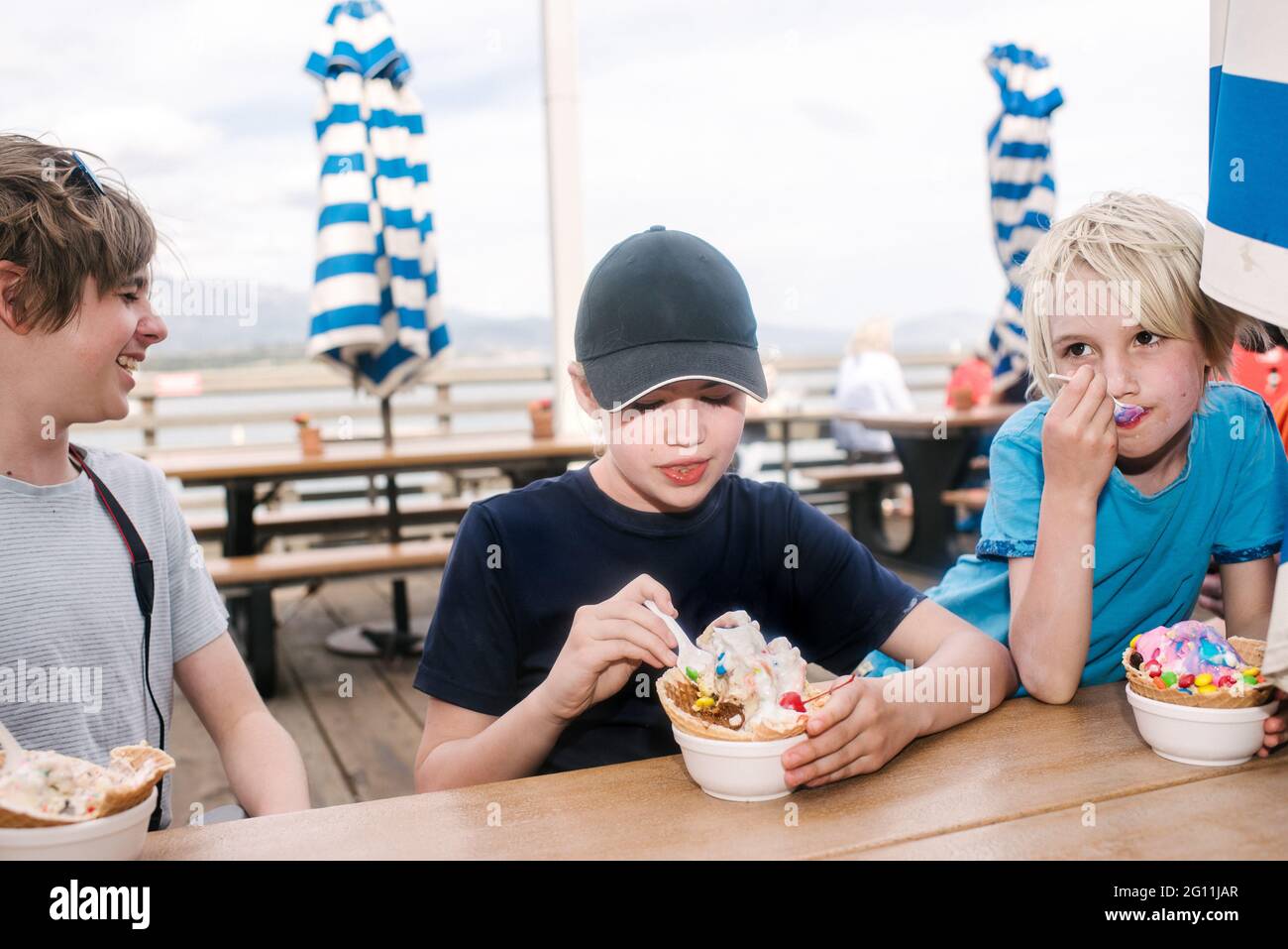 USA, Kalifornien, Ventura, Kinder essen Eis in Strandnähe Stockfoto