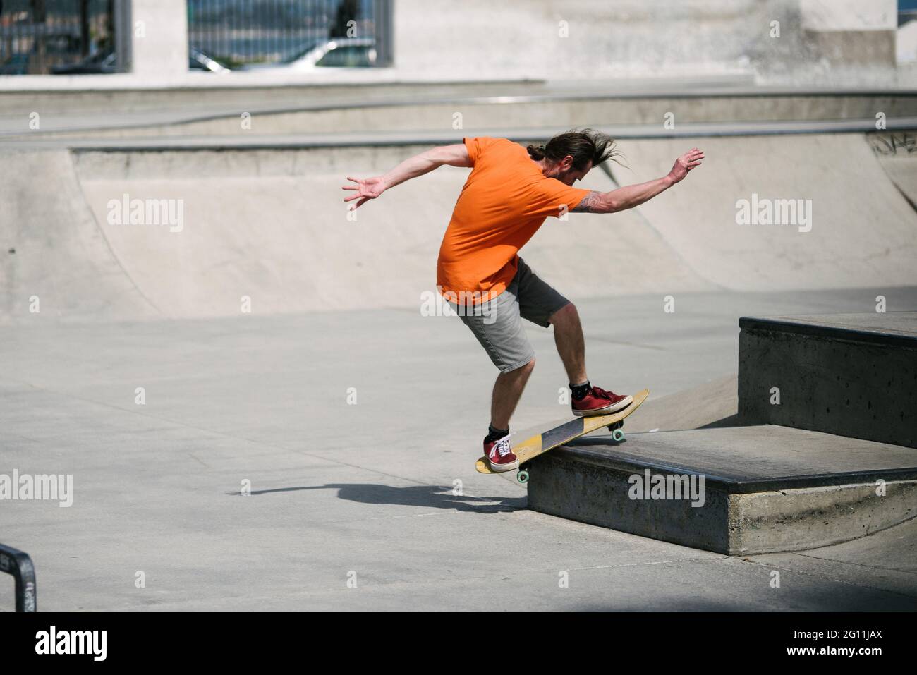 USA, Kalifornien, Ventura, man Skateboarding im Skatepark Stockfoto