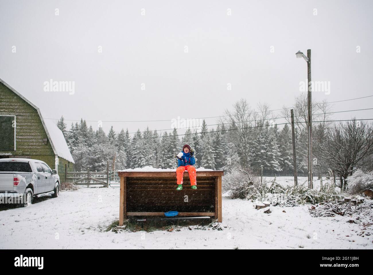Kanada, Ontario, Junge spielt im Schnee Stockfoto