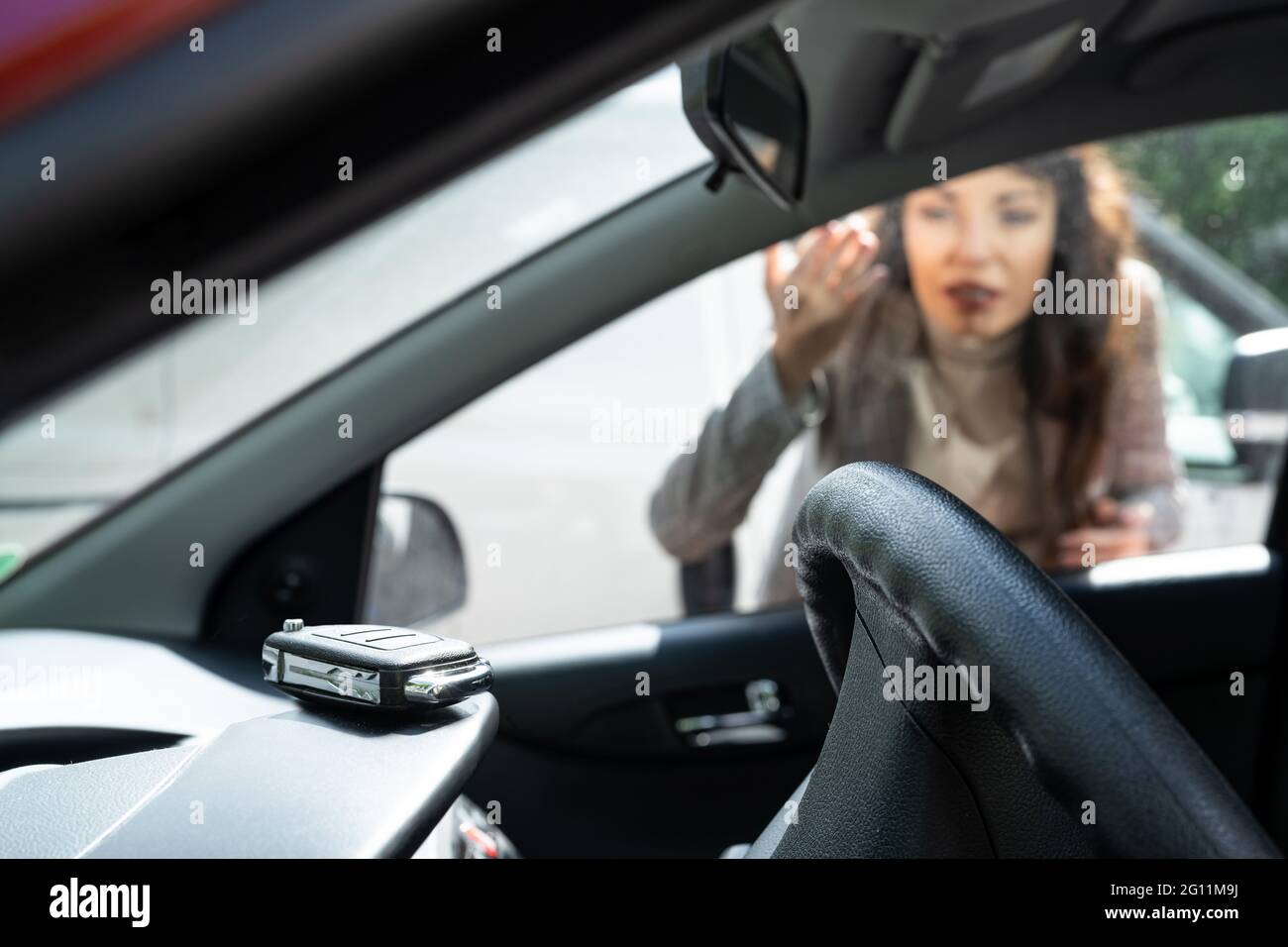 Frau Hat Ihren Schlüssel Im Verschlossenen Auto Vergessen Stockfoto