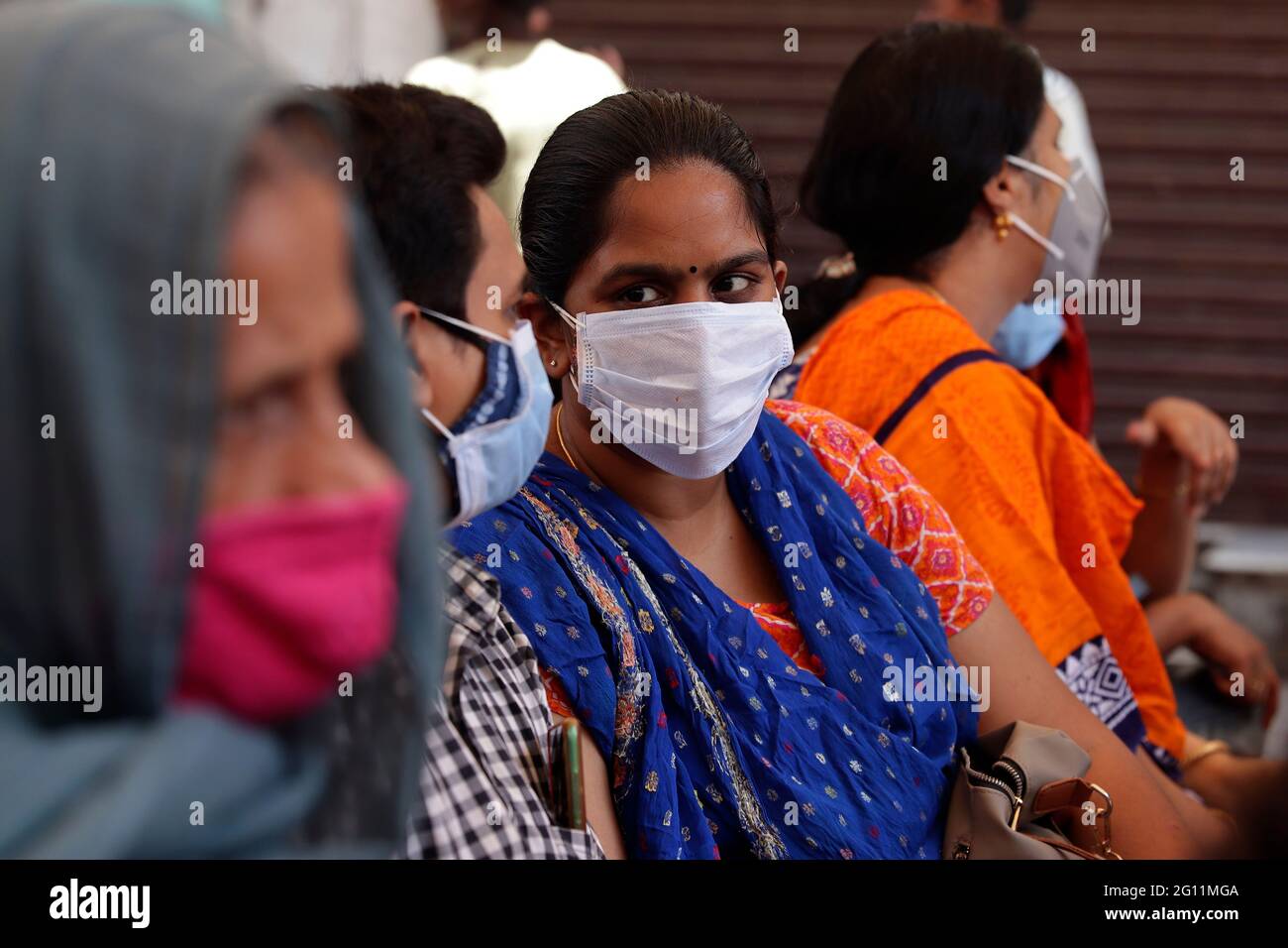 Chennai, Tamil Nadu, Indien. Juni 2021. In einem Impflager in Chennai warten die Menschen darauf, eine Dosis des Covaxine Covid-19-Coronavirus-Impfstoffs zu erhalten. Quelle: Sri Loganathan/ZUMA Wire/Alamy Live News Stockfoto