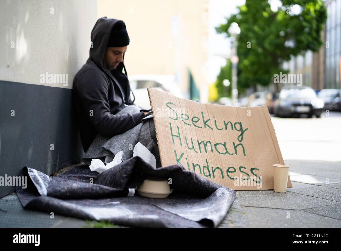 Obdachloser Einsamer Armer Mann Mit Karton, Der Güte Sucht Stockfoto