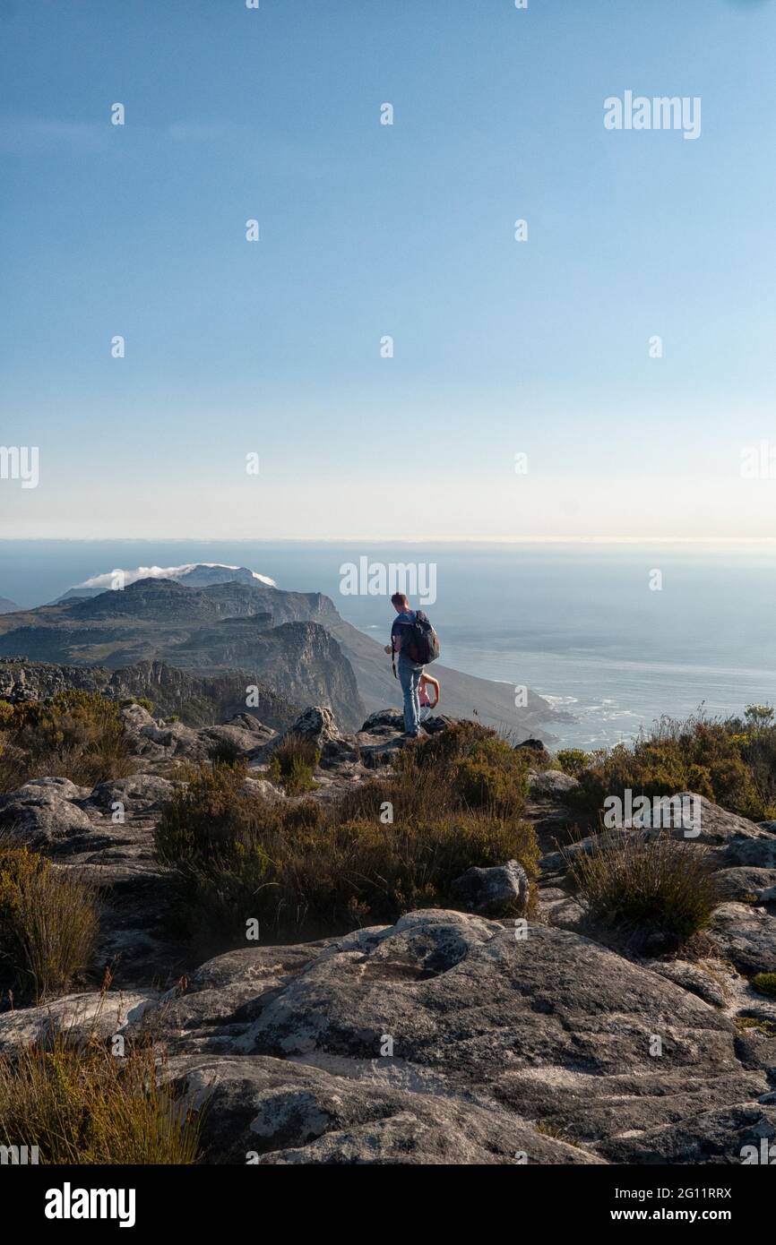 Tourist an der Spitze auf dem Tafelberg, Kapstadt, Südafrika Stockfoto