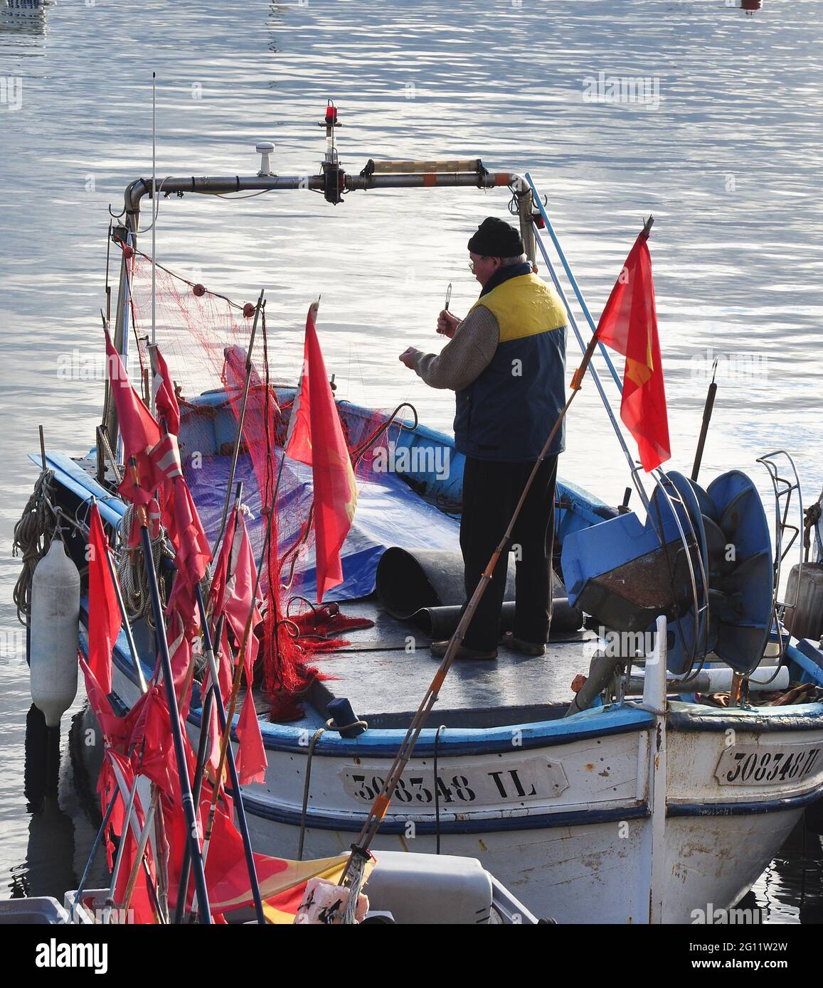 Fischer repariert ein Netz auf seinem Boot Toulon Stockfoto