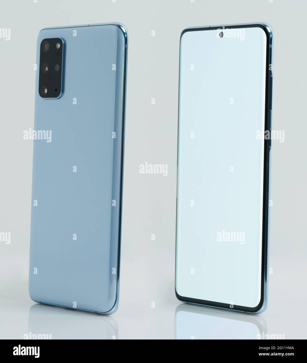Modernes blaues Smartphone mit Kamera isoliert auf weißem Hintergrund Stockfoto