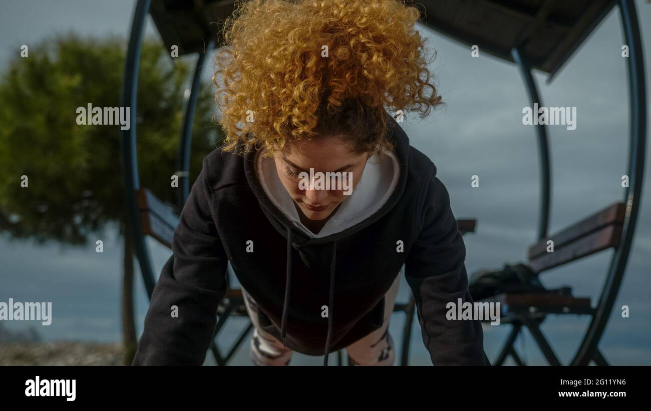 Starke Frau macht Liegestütze Training Nahaufnahme. Stockfoto