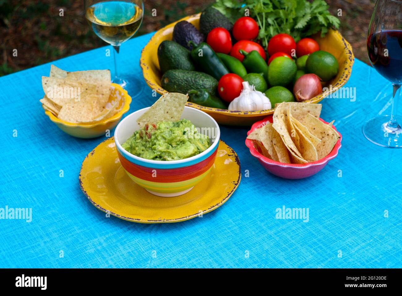 Frisches Gemüse in diesem Dip macht es zu einem wirklich guten mexikanischen Gericht, das für einen Snack oder einen Teil einer größeren Mahlzeit auf einem hellblauen Tischtuch serviert werden kann. Stockfoto