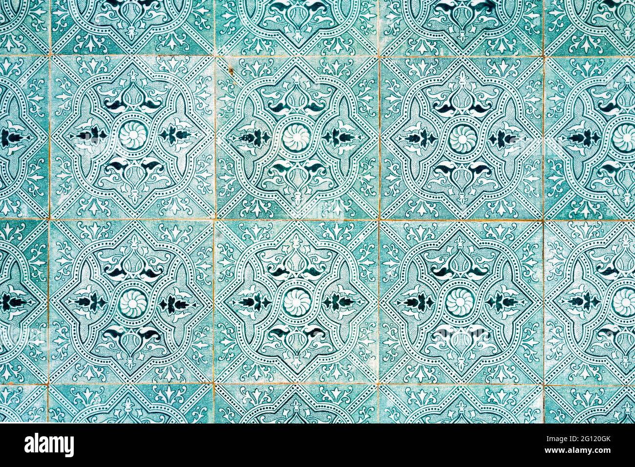 Portugiesische Fliesen genannt Azulejos an der Wand des alten typischen Gebäudes Stockfoto