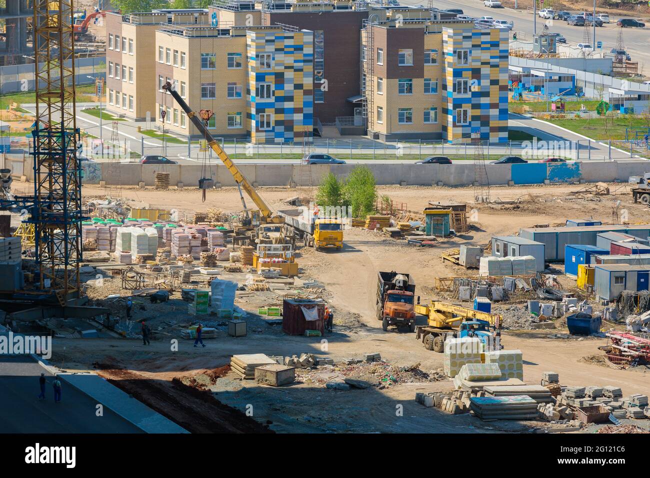 Baustelle eines mehrstöckigen Gebäudes mit Materialien und Sonderausstattung. Blick von oben. Tscheljabinsk, Russland, 17. Mai 2021 Stockfoto