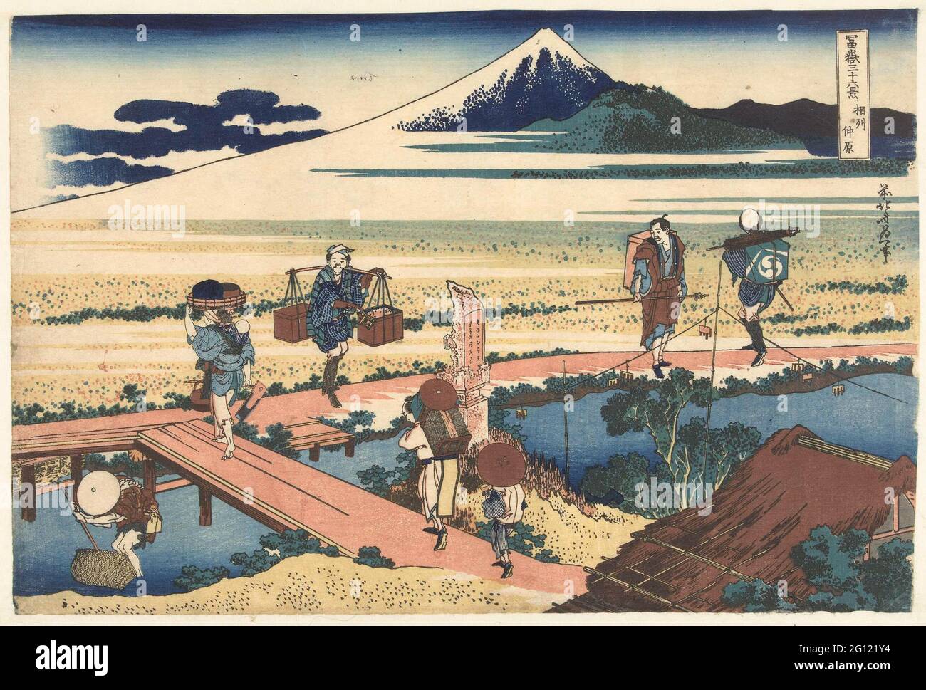 Nakahara in der Provinz Sagami; Soshu Nakahara; 36 Gesichter auf dem Fuji-Berg; Fuji Sanjurokkei. Landschaft mit Brücke über den Fluss und dem fuji-Berg, der aus Nebelbänken im Hintergrund aufsteigt. Im Vordergrund Reisende, ein Kaufmann, eine Frau mit Kind und ein Fischer im Fluss. Stockfoto