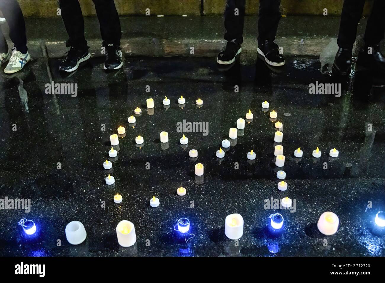 Tokio, Japan. Juni 2021. Während der Demonstration stellen die Demonstranten Kerzen in der Botschaft „64“ auf den Boden. Prodemokratische Gruppen protestierten vor dem Bahnhof Shinjuku in Japan, um den 32. Jahrestag des Massakers auf dem Platz des Himmlischen Friedens zu begehen. Kredit: SOPA Images Limited/Alamy Live Nachrichten Stockfoto