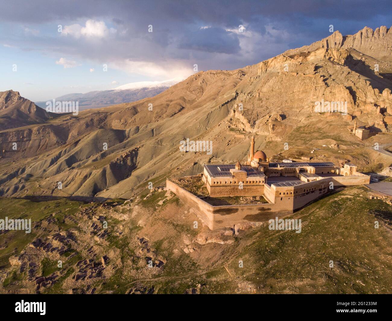 Luftaufnahme des Ishak Pasha Palastes und der Ruinen der Dogubayazit Burg, die auf dem Berg in der Nähe von Eski Bayezid Cami gebaut wurde. Osttürkei Stockfoto