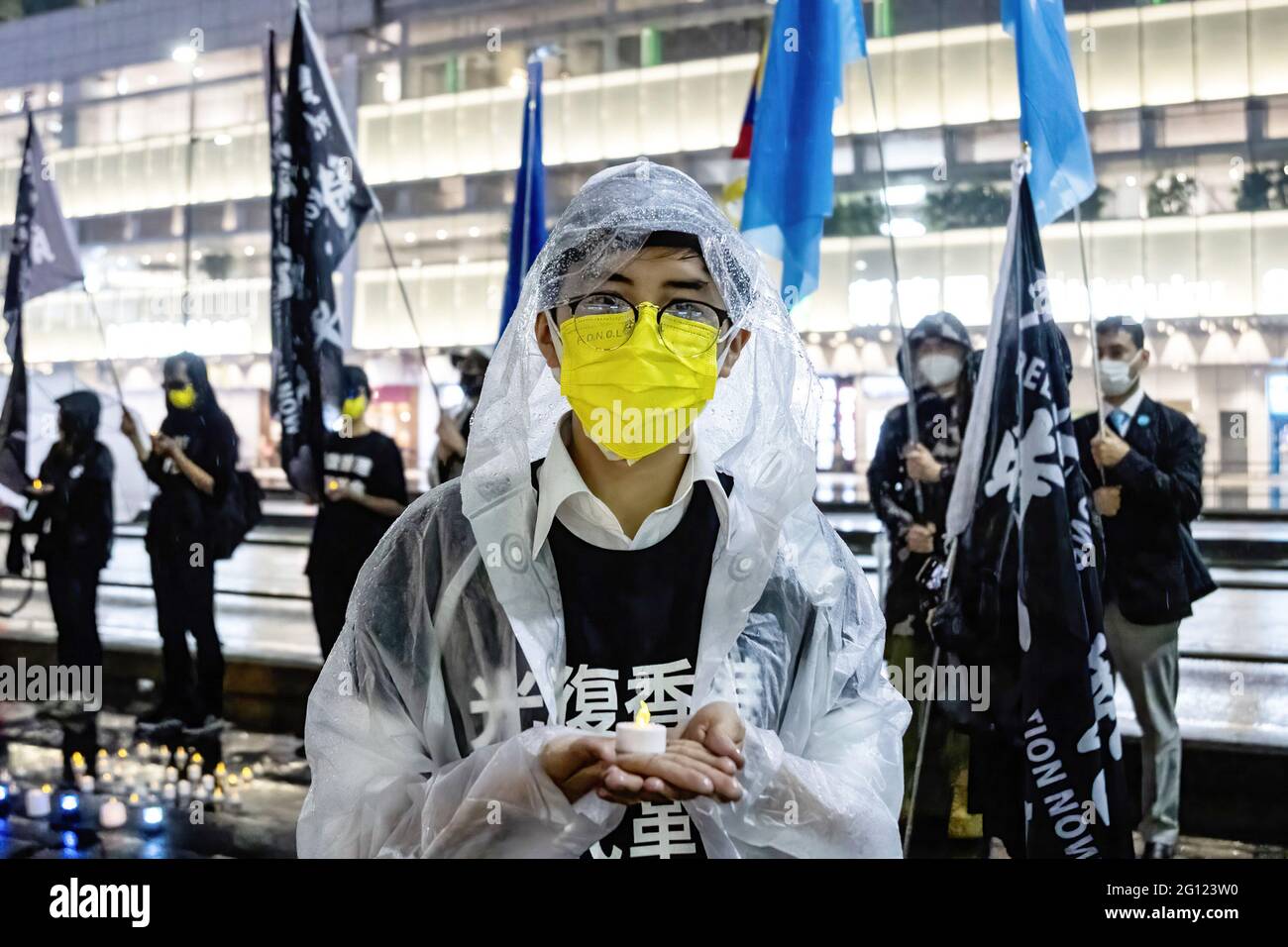 Tokio, Japan. Juni 2021. Ein Protestler, der eine Maske trägt, hält während der Demonstration eine Kerze in der Hand. Prodemokratische Gruppen protestierten vor dem Bahnhof Shinjuku in Japan, um den 32. Jahrestag des Massakers auf dem Platz des Himmlischen Friedens zu begehen. (Foto von Viola kam/SOPA Images/Sipa USA) Quelle: SIPA USA/Alamy Live News Stockfoto