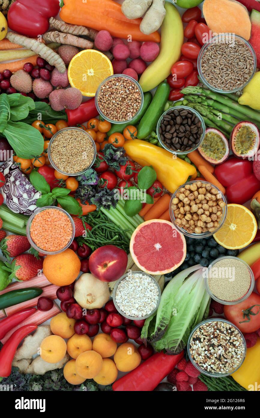 Antioxidative Lebensmittel zur Bekämpfung freier Radikale mit Obst, Gemüse, Hülsenfrüchten, Getreide, Getreide, Kräuter und Gewürze. Stockfoto
