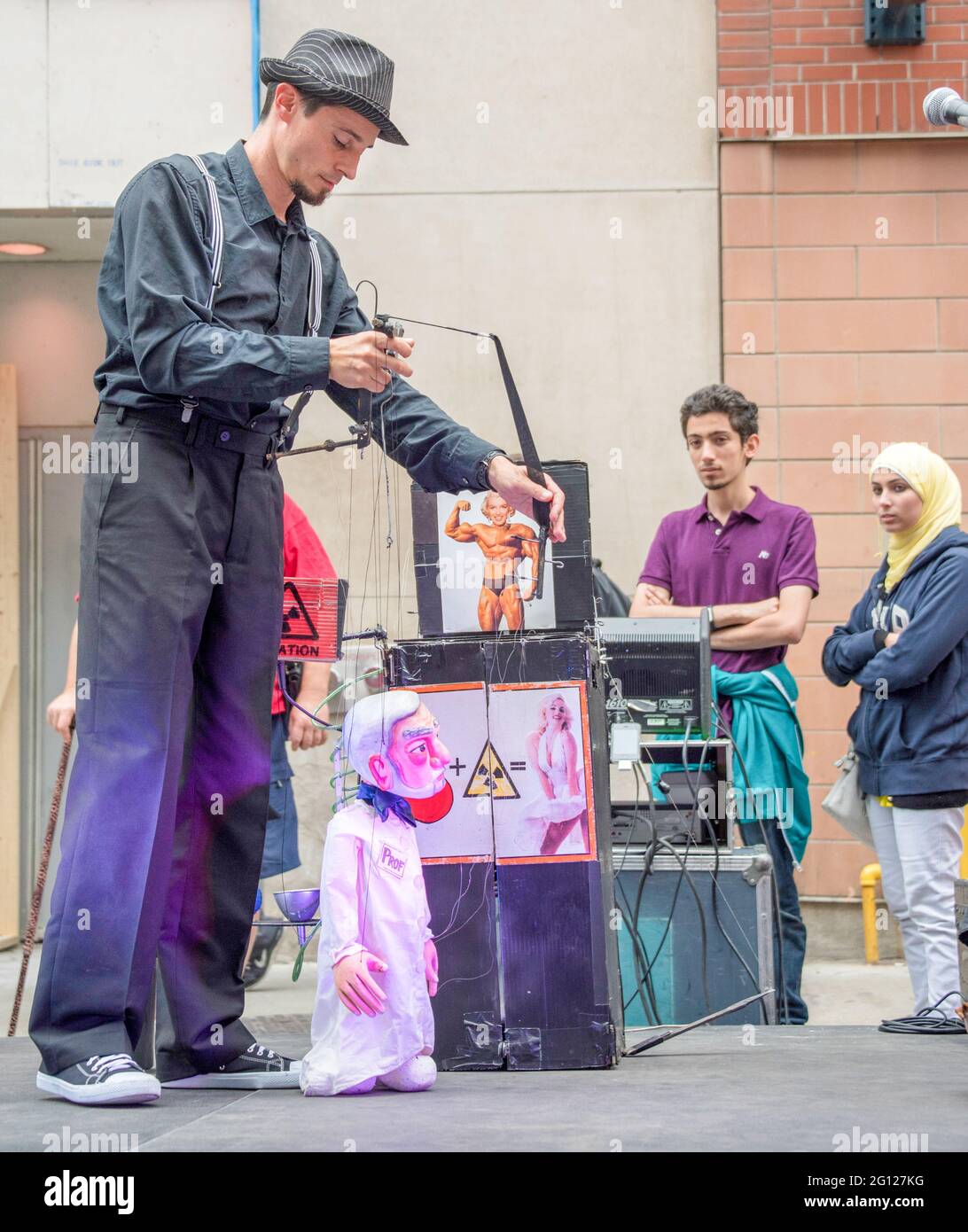 Bence Sarkadi und die Budapester Marionetten während der 16. Ausgabe des Toronto International BuskerFest für Epilepsie begann heute in der Yonge Street. Stockfoto