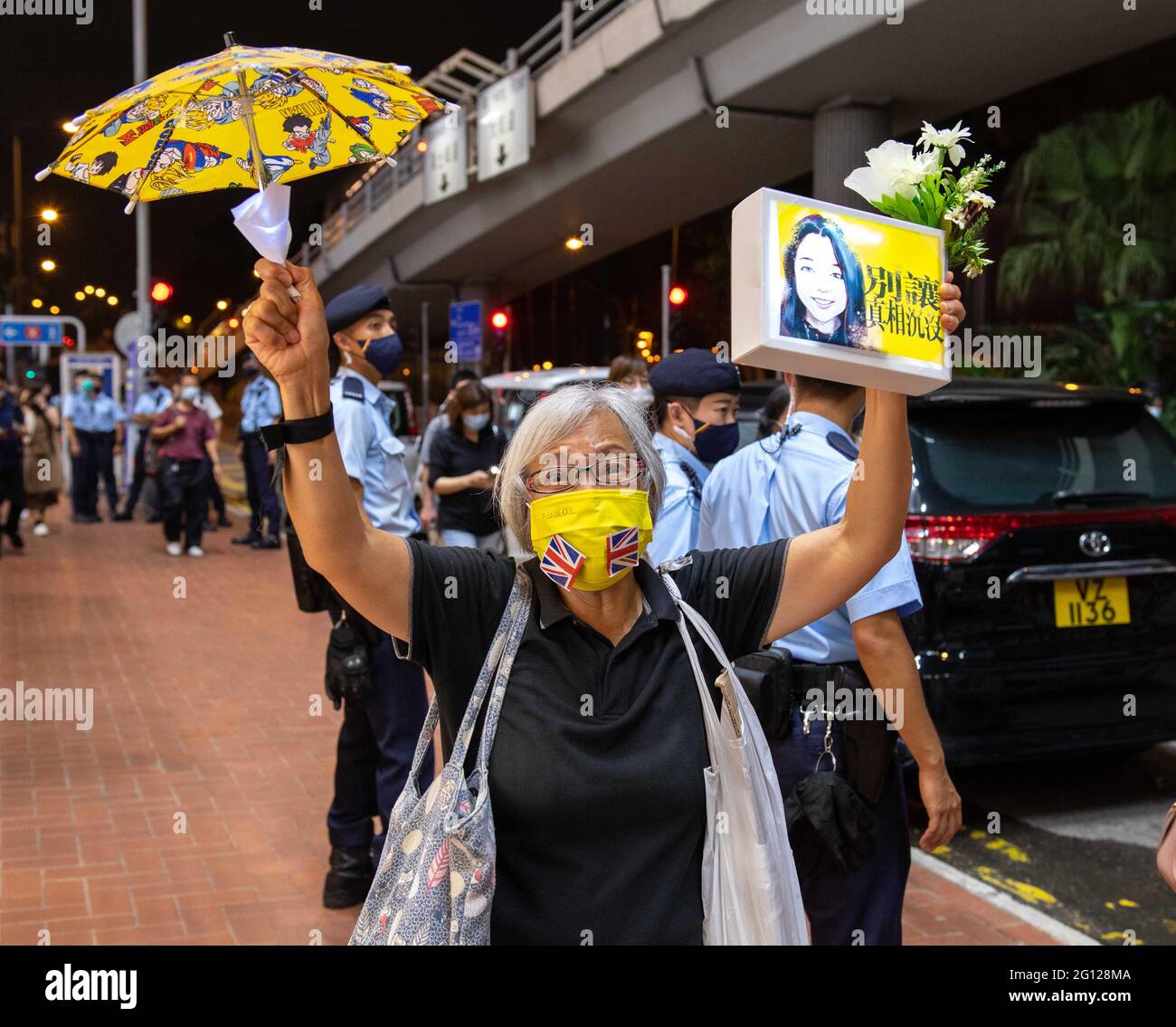 4. Juni 2021, Hongkong, Hongkong, China: Die prodemokratische Aktivistin Alexandra WONG Fung Yiu aus Hongkong, die liebevoll als Oma Wong bekannt ist, erinnert sich trotz des Verbots jeglicher Versammlungen durch die Regierung an den Tiananmen-Platz in Peking 1989 in Causeway Bay.nach dem neuen nationalen Sicherheitsgesetz, das der Regierung trotzt, wird sie willkürlich verhaftet. Sie trägt eine mit FDNOLÃ Union Jacks bedeckte Protestmaske (fünf verlangt nicht weniger), während sie einen gelben Regenschirm trägt, der die Proteste symbolisiert, und ein beleuchtetes Schild mit der Erinnerung an Agnes Chow, die Protestleitung der Studenten Stockfoto