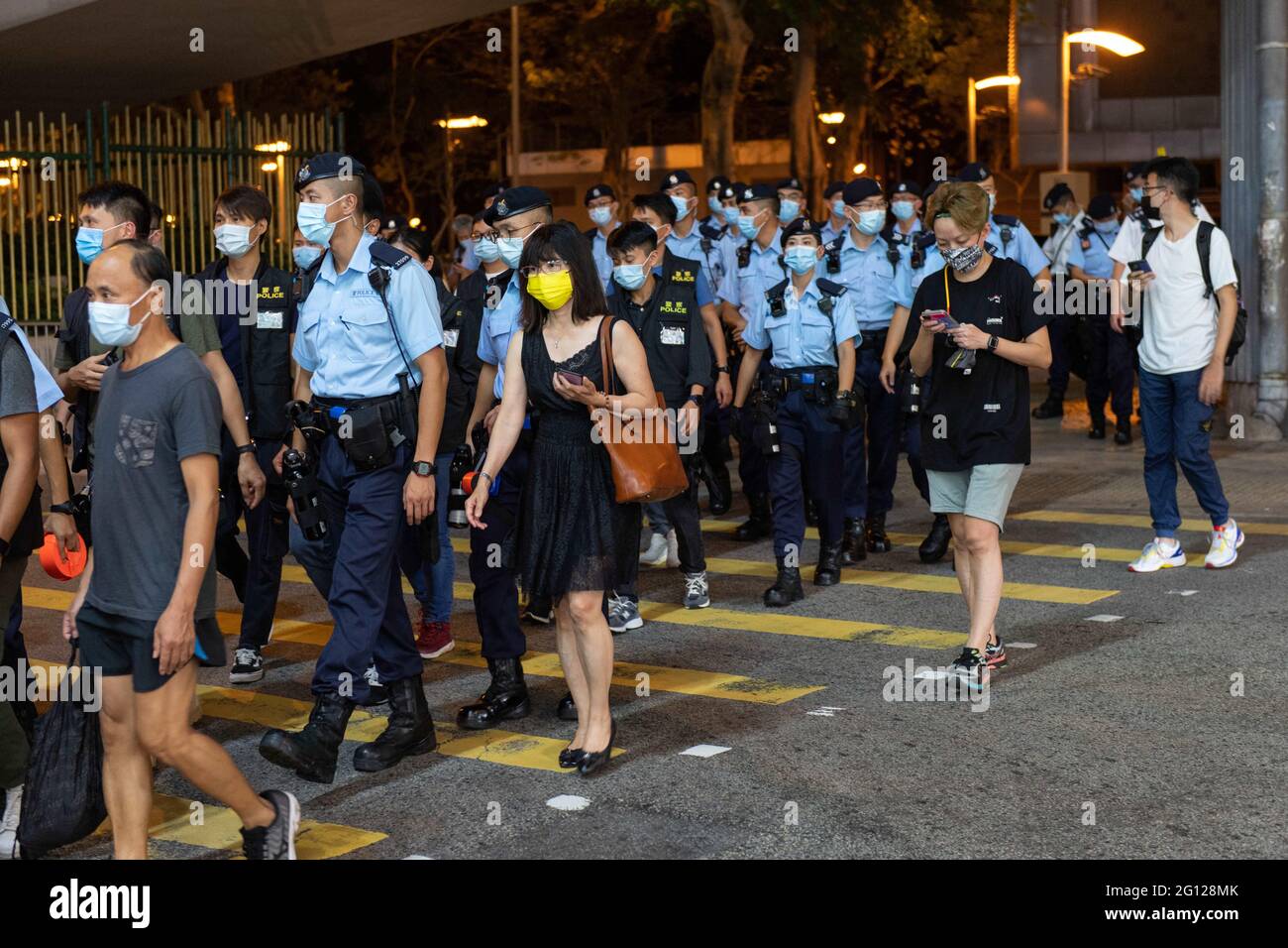 Hongkong, Hongkong, China. Juni 2021. Ein Mädchen mit einem „FDNOLÃ“ (fünf verlangt nicht einen weniger) Die Menschen in Hongkong kommen in Causeway Bay aus, um sich an den Vorfall auf dem Platz des Himmlischen Friedens 1989 in China zu erinnern, obwohl die Regierung jegliche Versammlungen verboten hat.nach dem neuen nationalen Sicherheitsgesetz, das der Regierung trotzt, wird es zu willkürlicher Verhaftung kommen, doch die Menschen säumten die Straße und blieben davor unerschrocken Massenpräsenz der Polizei. Quelle: Jayne Russell/ZUMA Wire/Alamy Live News Stockfoto