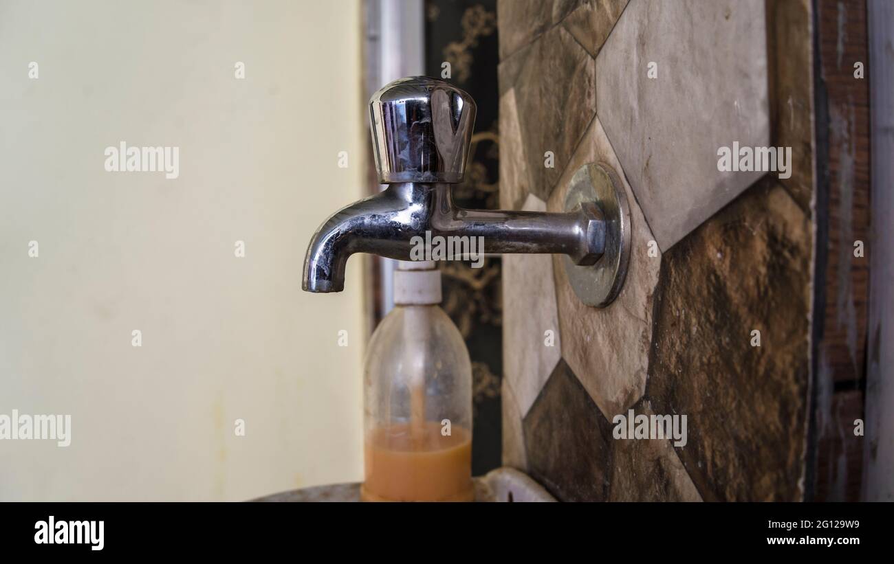 Geschlossener moderner Wasserhahn oder Wasserhahn außerhalb des Badezimmers. Händedesinfektionsmittel und Wasserhahn. Stockfoto