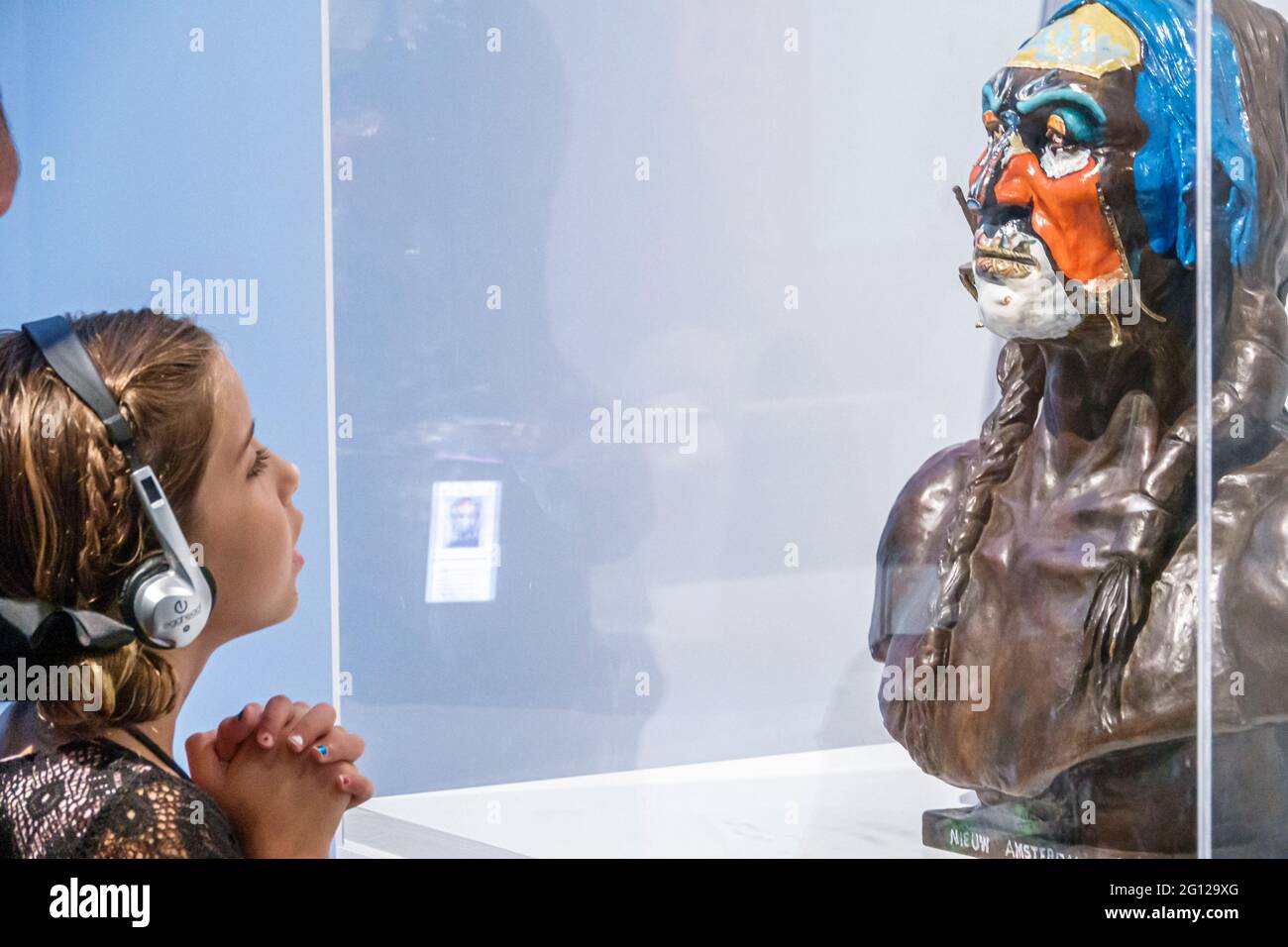 Florida St. Petersburg Salvador Dali Museum Kunstgalerie in Nieuw Amsterdam Büste des Weißen Adlers Skulptur gemalt Bronze Mann Frau Mädchen fathe Stockfoto