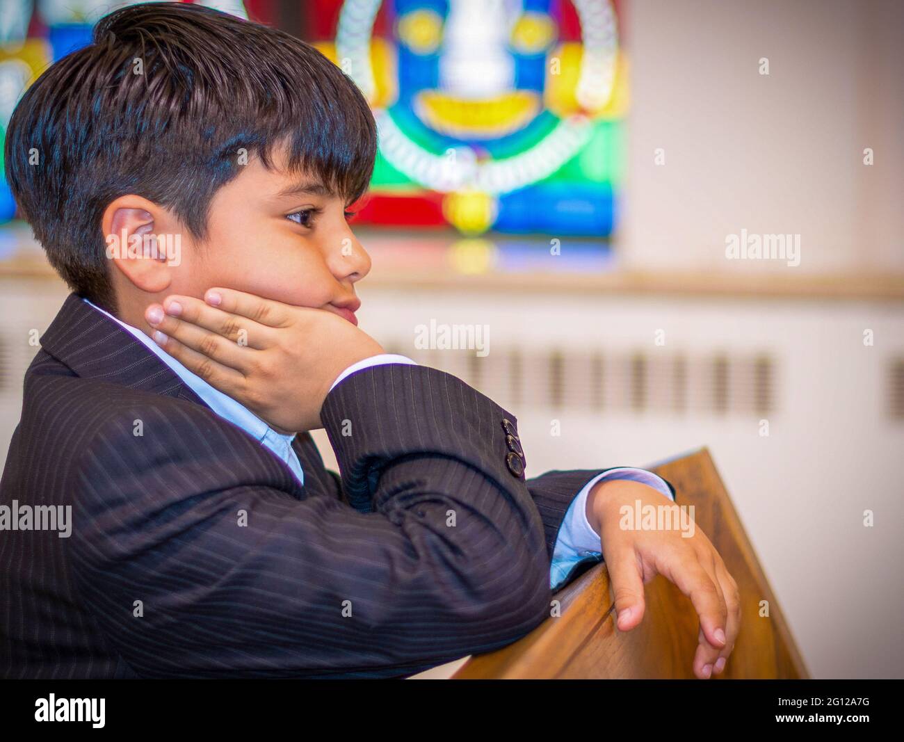 Kind, der in einer katholischen Kirche betet (keine Freilassung verfügbar) Stockfoto