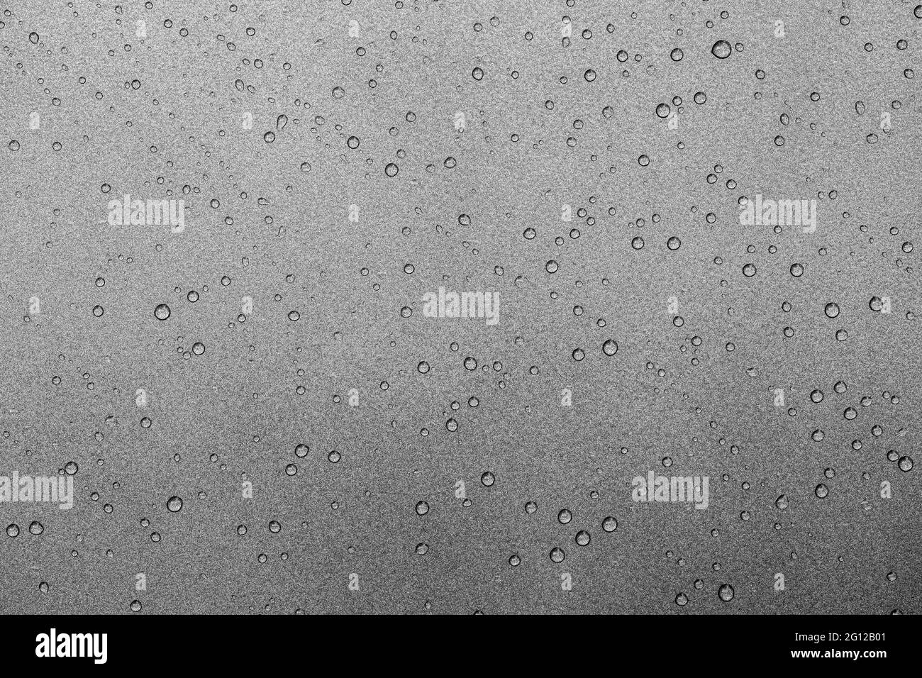 Wassertropfen auf der antihaftbeschlagenem Oberfläche des Backblech, Hintergrund mit Metallic Paint-Textur. Stockfoto
