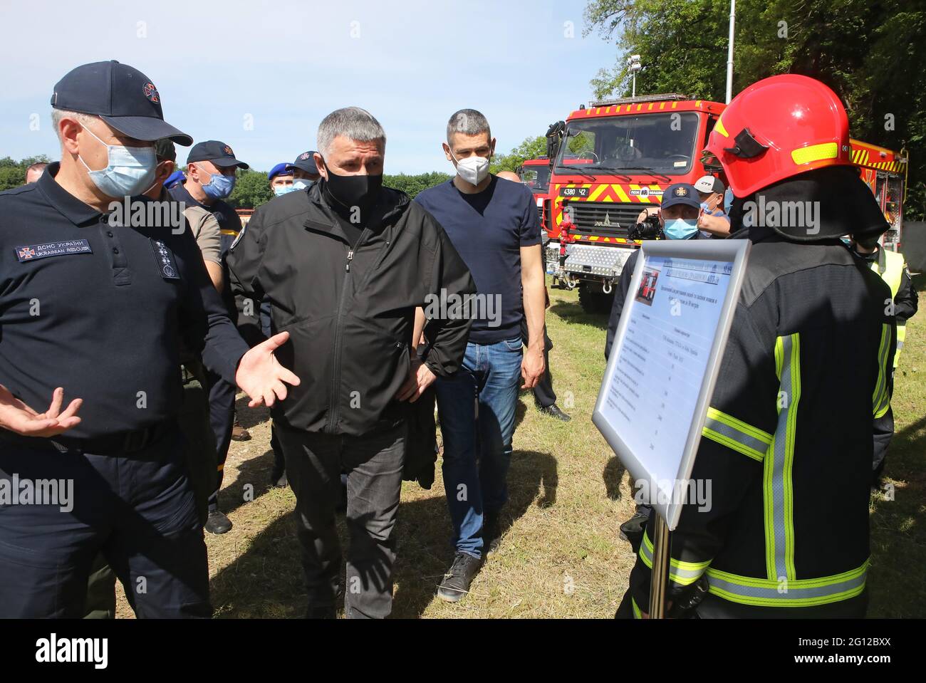 HAI, UKRAINE - 4. JUNI 2021 - der Leiter des staatlichen Notdienstes der Ukraine, Mykola Tschetschotkin, und der Minister für innere Angelegenheiten der Ukraine, Arsen Avakov (L bis R), überprüfen die Fahrzeuge während der Spezialübungen des ukrainischen Staatlichen Notdienstes auf dem Trainingsgelände des Interregionalen Krisenreaktionszentrums, Hai Dorf, Sumy Region, Nordosten der Ukraine. Kredit: Ukrinform/Alamy Live Nachrichten Stockfoto