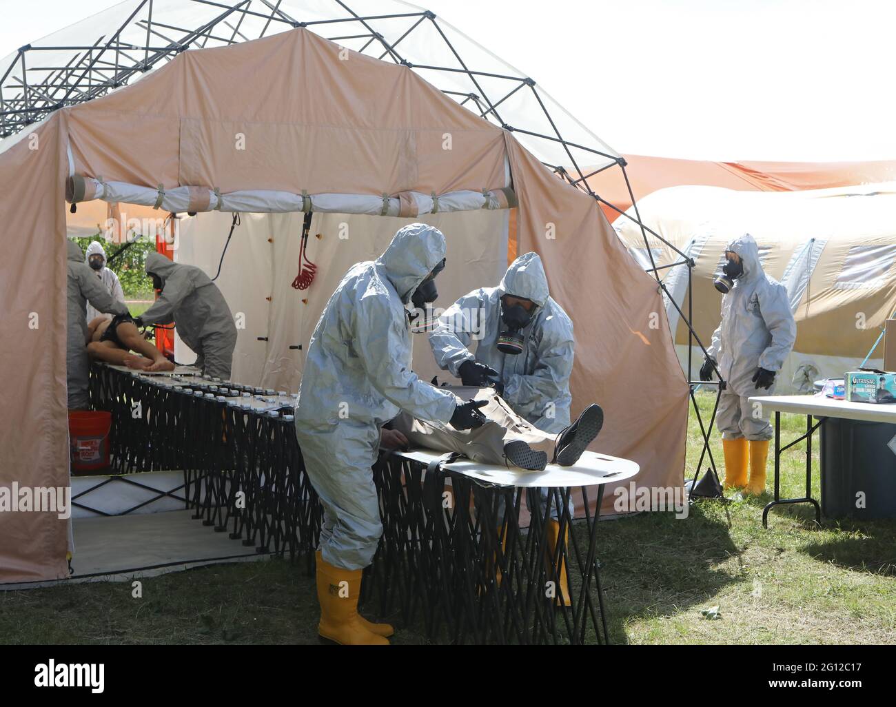 HAI, UKRAINE - 4. JUNI 2021 - Rettungskräfte in Schutzanzügen und Gasmasken demonstrieren erste-Hilfe-Maßnahmen während der Spezialübungen des ukrainischen Staatlichen Notdienstes auf dem Trainingsgelände des Interregionalen Krisenreaktionszentrums, Dorf Hai, Region Sumy, Nordost-Ukraine. Kredit: Ukrinform/Alamy Live Nachrichten Stockfoto