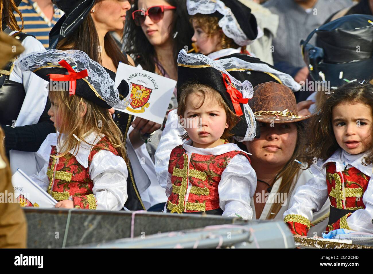 BUNTE KINDER, PAPHOS KARNEVAL, PAPHOS, ZYPERN. FEBRUAR 2014. Die bunten Kostüme der Kinder erhellen den festlichen Karneval Stockfoto