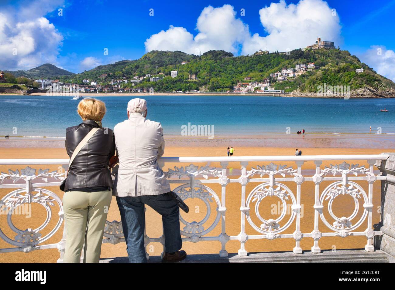Rentnerpaar, La Concha Beach, Donostia, San Sebastian, Gipuzkoa, Baskenland, Spanien, Stockfoto