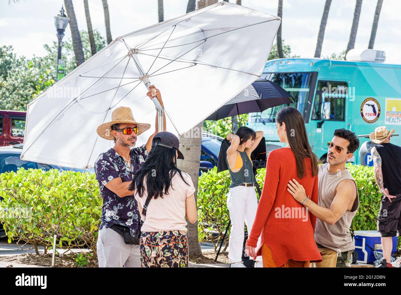 Miami Beach Florida, Mode-Shoot-Modell Crew Reflektor Regenschirm halten, Besucher reisen Reise Tour Tourismus Wahrzeichen, Kultur Kult Stockfoto