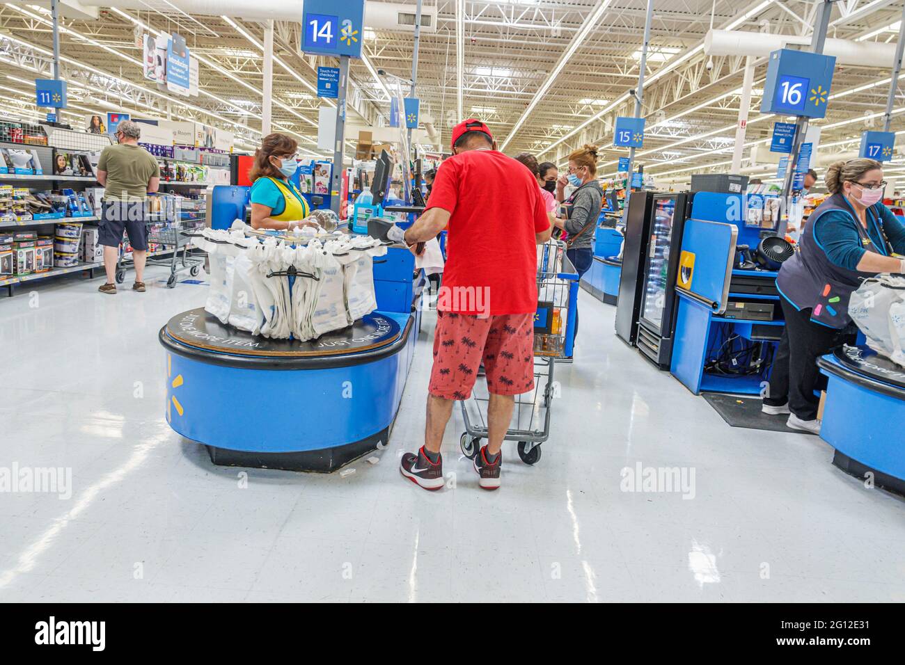 Miami Florida, Hialeah, Walmart Big-Box Discount Kaufhaus innen, innen, innen, Kasse Schlange Käufer Kassierer, tragen Gesicht Mas Stockfoto