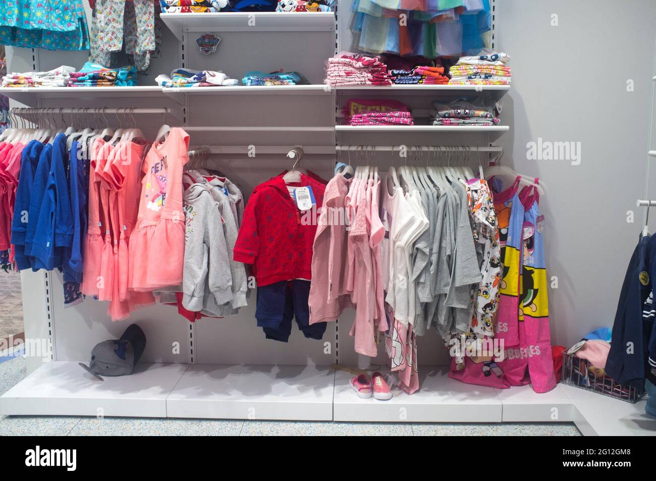 Spanien, Badajoz - 14. April 2018: Bunte Kinderkleidung in den Regalen des Kaufhauses. Stockfoto