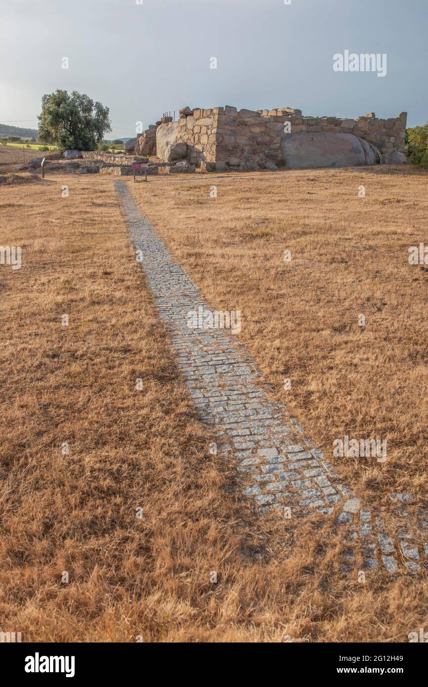 Archäologische Stätte von Hijovejo. Fußpfad des Eintritts. Befestigte römische Anlage auf Granitfelsen. Quintana de la Serena, Extremadura, Spanien. Stockfoto