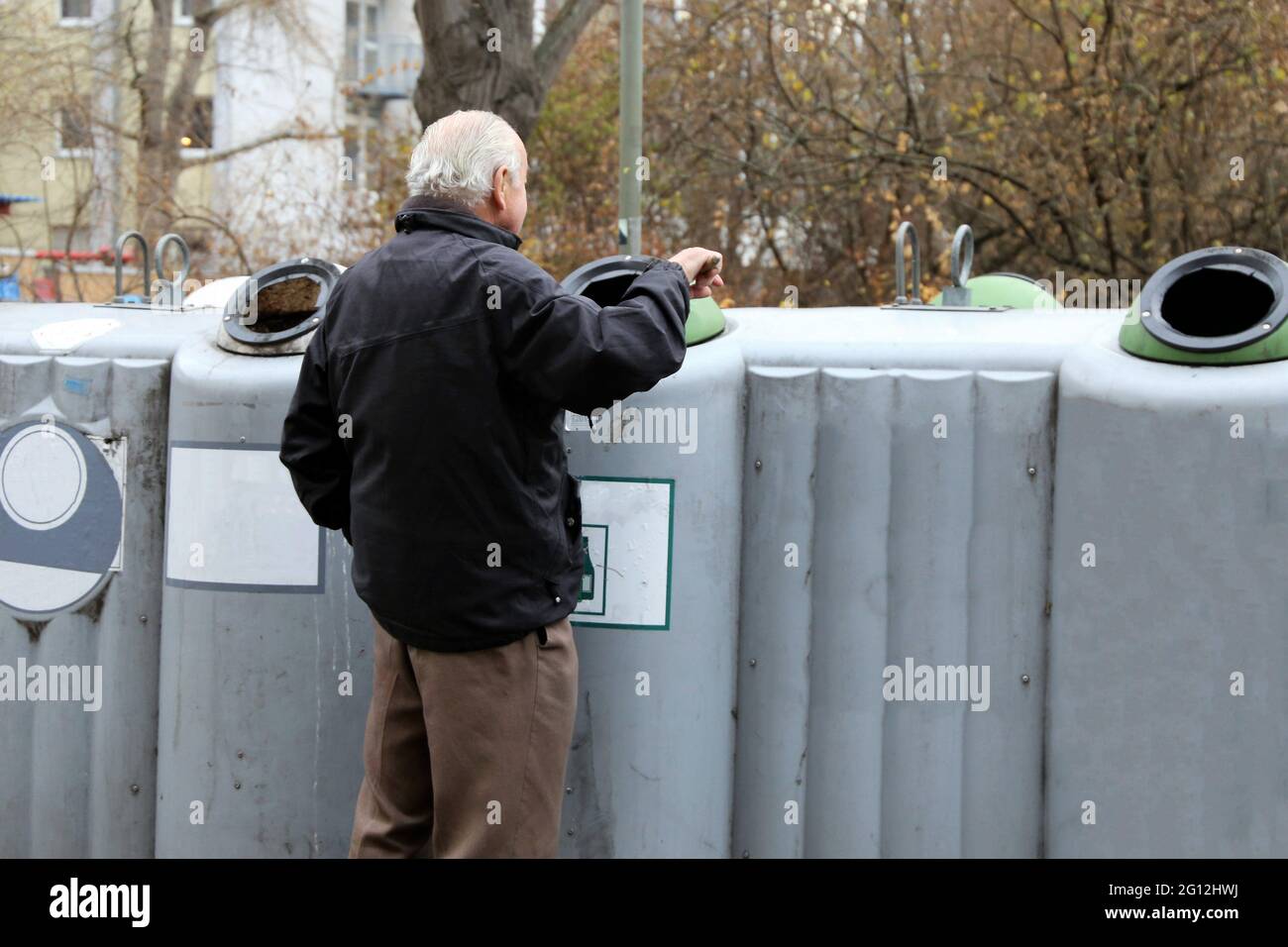 Rentner sammeln Pfandflaschen, um das Einkommen zu ergänzen (Deutschland). Stockfoto