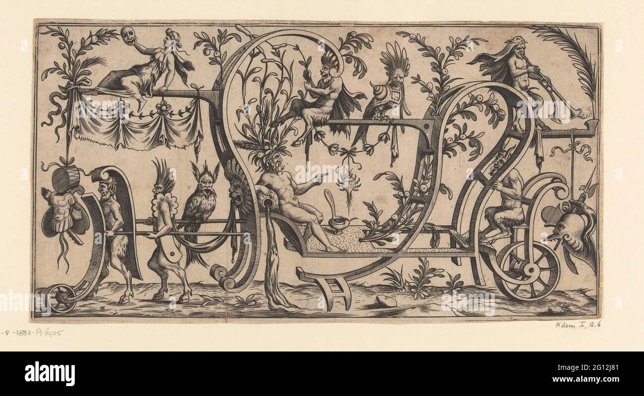 Triumphag mit fliessgott, gezeichnet von zwei Saters; Triumph-Trolleys aus Grotesken und Rollwerk; Ornament, ein Siegeswagen mit sitzender fliessgott, auf dem vorderen Teil von oben eine Frau mit einer Maske in der Hand; namenlos. Der vordere Sater verläuft zwischen zwei Platten. Blatt aus einer Serie von 8 Klingen mit Triumphwagen aus Grotesken und Rollenarbeiten mit Besessern, Tieren und verschiedenen anderen Kreaturen, verziert mit Trophäen, Girlanden und Blattveredelung. Stockfoto