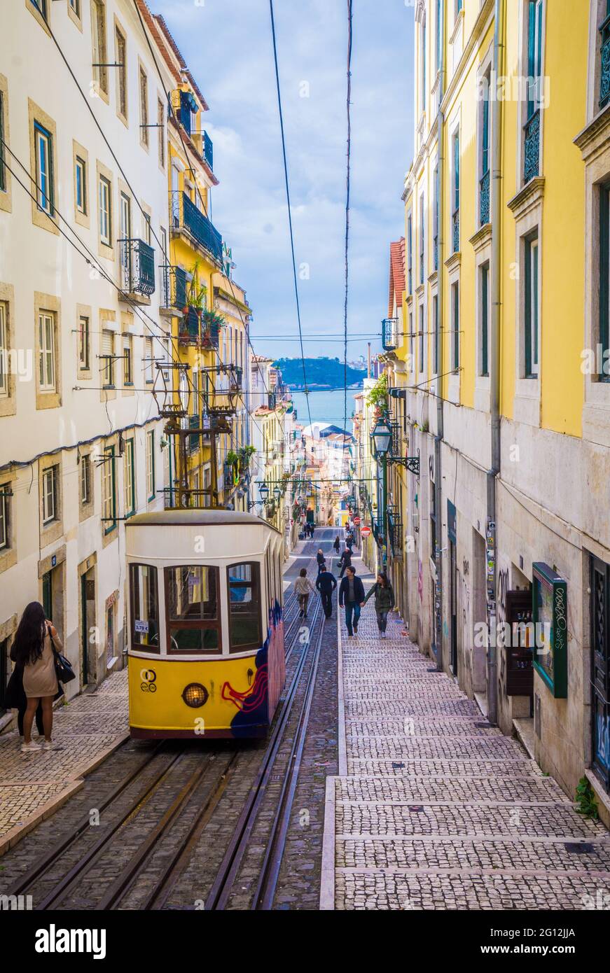 LISSABON, PORTUGAL - 25. MÄRZ 2017: Standseilbahn Bica oder Standseilbahn Elevador da Bica in Lissabon, Portugal Stockfoto