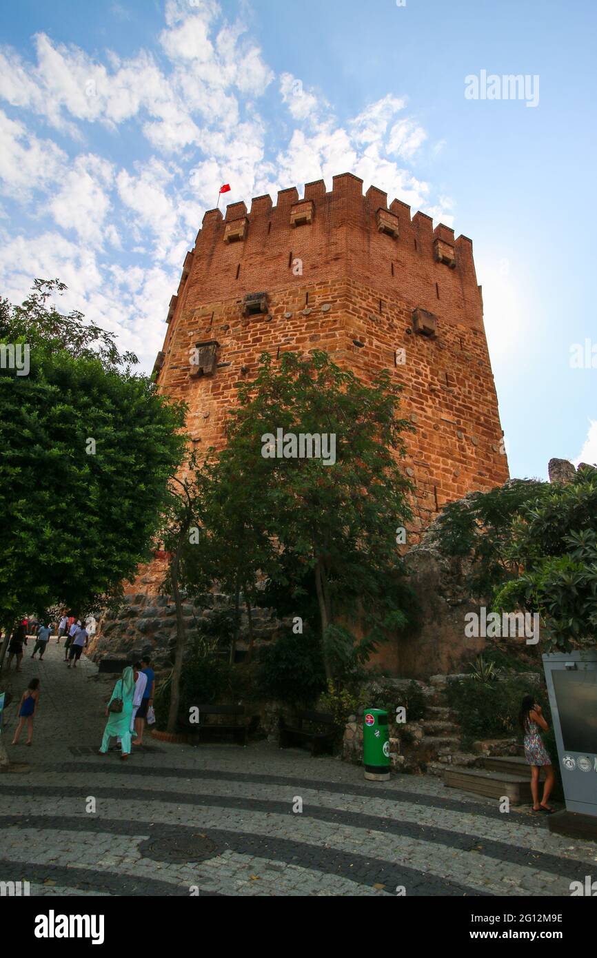 Die Kızıl Kule, rote Burg, historischer Turm in der türkischen Stadt Alanya. Stockfoto